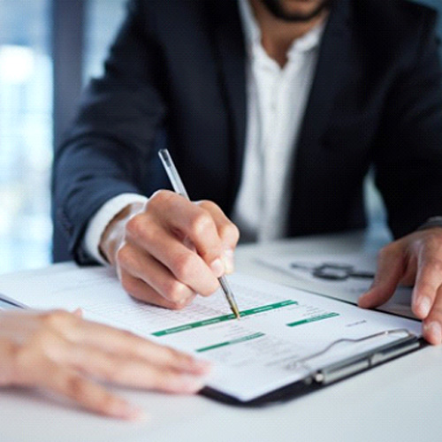 man filling out insurance paperwork